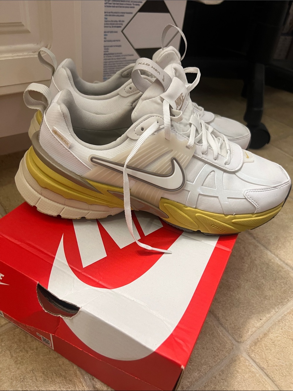 Nike White and Gold Men's/Women's Running Sneakers